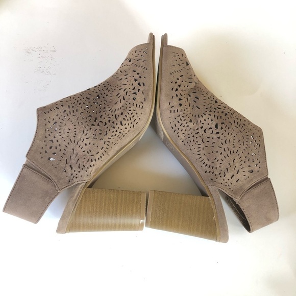 BIG BUDDHA Faux Suede Laser Cut-out Peep Toe Open Back Block Heel Sandal Size 8 - Picture 9 of 13